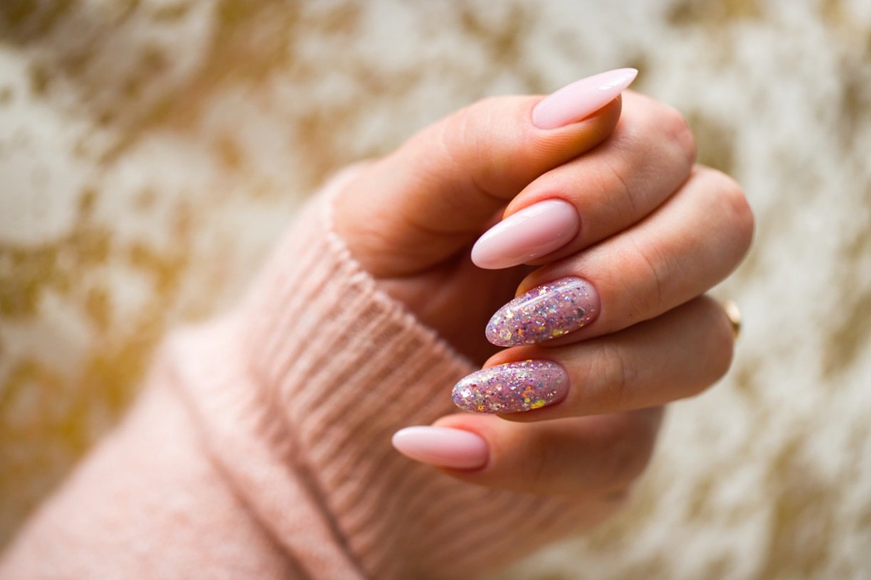 Unhas em gel rosa pink com filha única de glitter