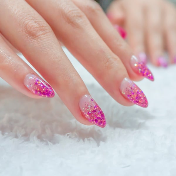 Unhas em gel rosa pink com francesinha de glitter