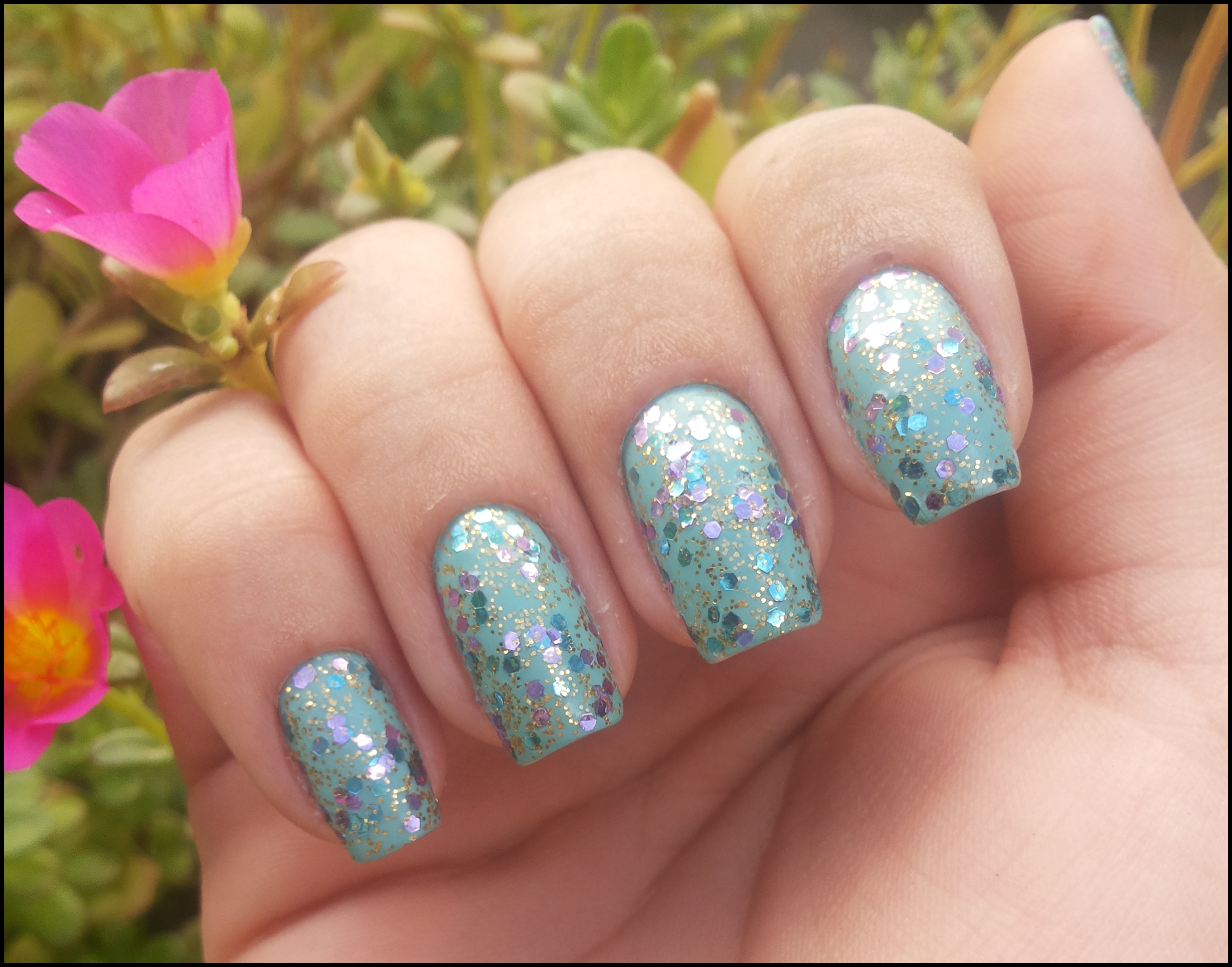 unha em gel verde água com glitter