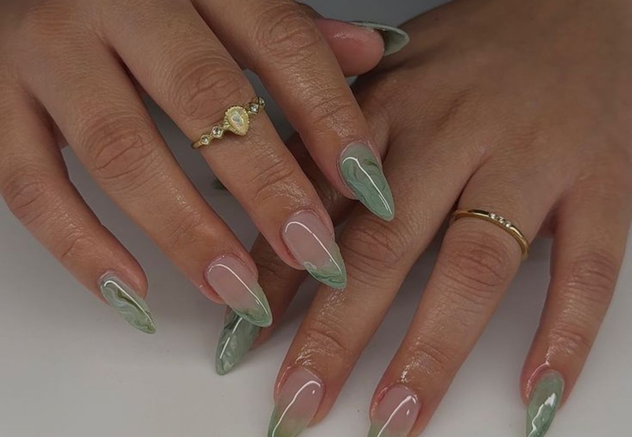 As 5 tonalidades de verde claro que vão bombar nas unhas em 2025