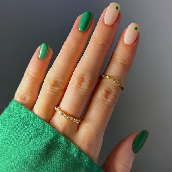 Tendências de nail art: unhas em gel com detalhes em dourado e efeito marmorizado