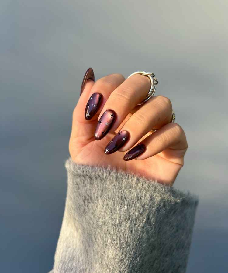 5 ideias de títulos:
1. Unhas Vinho: A Tendência Sofisticada para 2026
2. Decorações Incríveis para Unhas em Gel Vinho
3. Como Cuidar das Suas Unhas em Gel Vinho
4. Os Melhores Esmaltes em Gel Tom Vinho do Mercado
5. Unhas Vinho: Do Trabalho à Festa