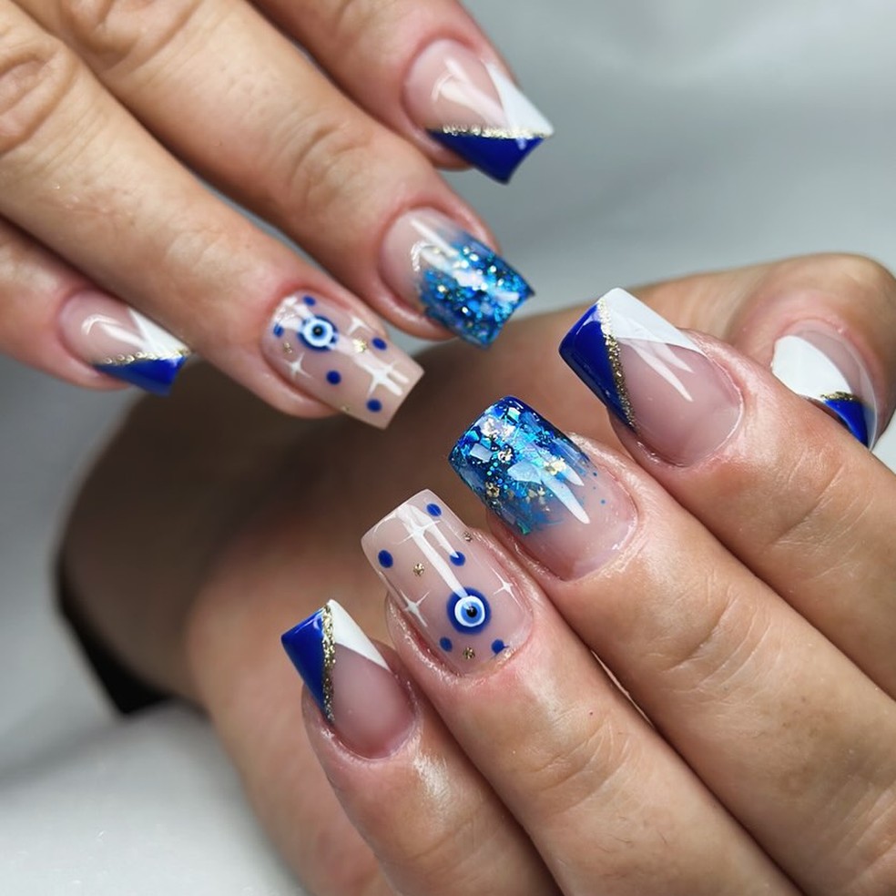 unha encapsulada com glitter azul