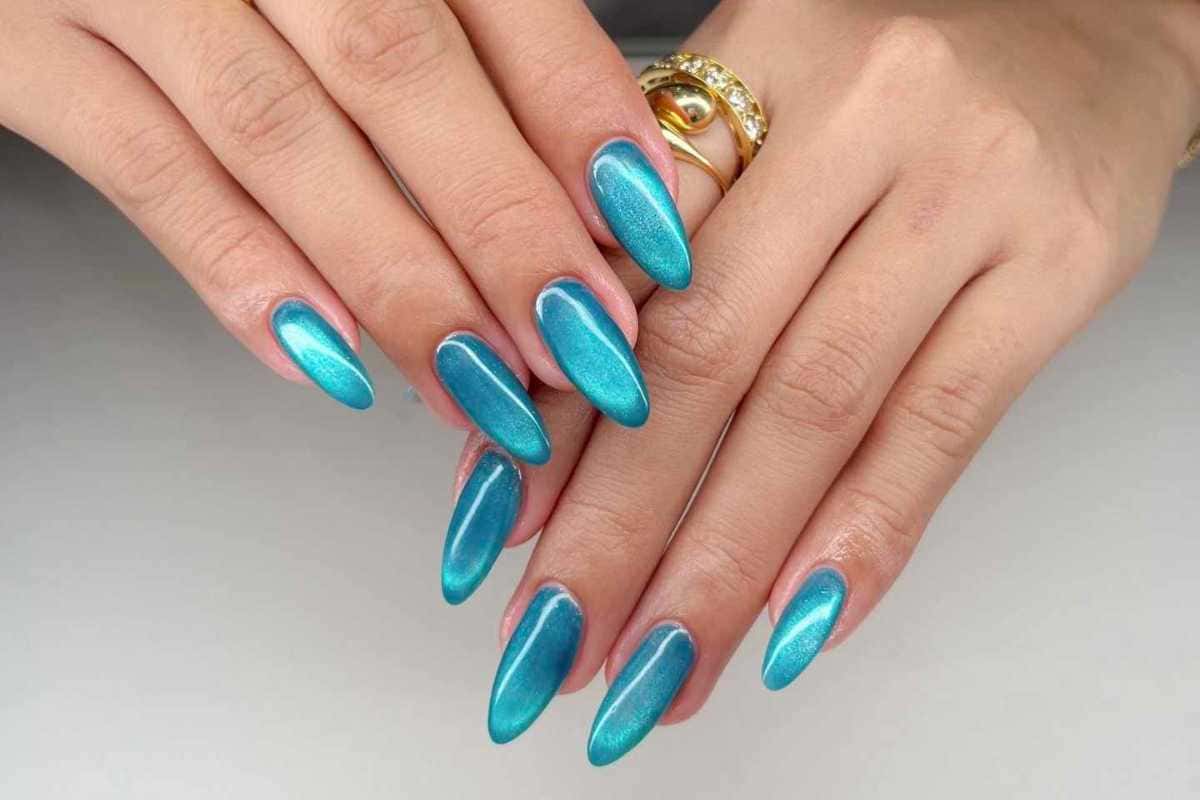 unha encapsulada azul escuro marmorizada