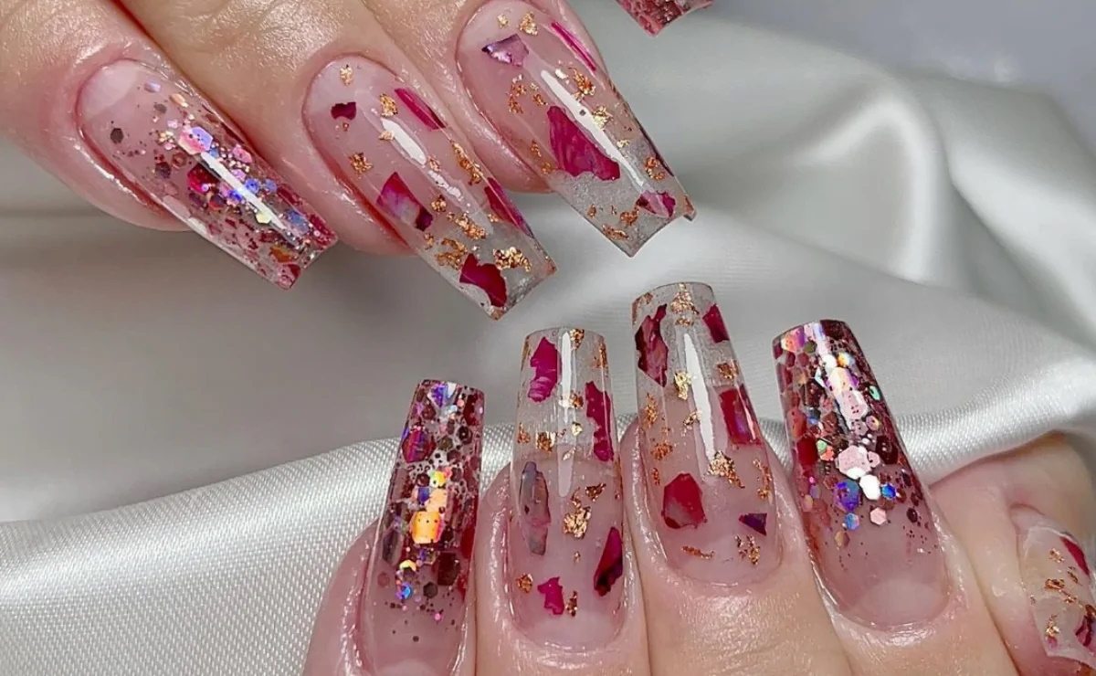 unha encapsulada com glitter