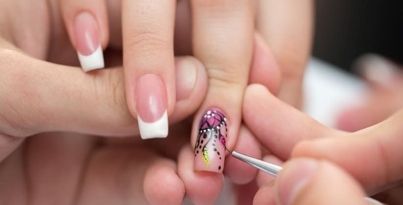 unha encapsulada natural com esmalte comum por cima
