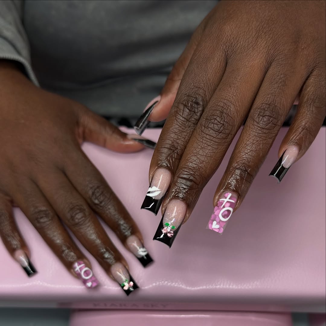 unha encapsulada preta com rosa