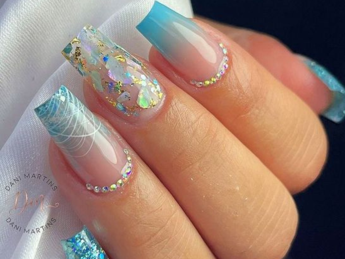 unha encapsulada unha de gel decorada delicada