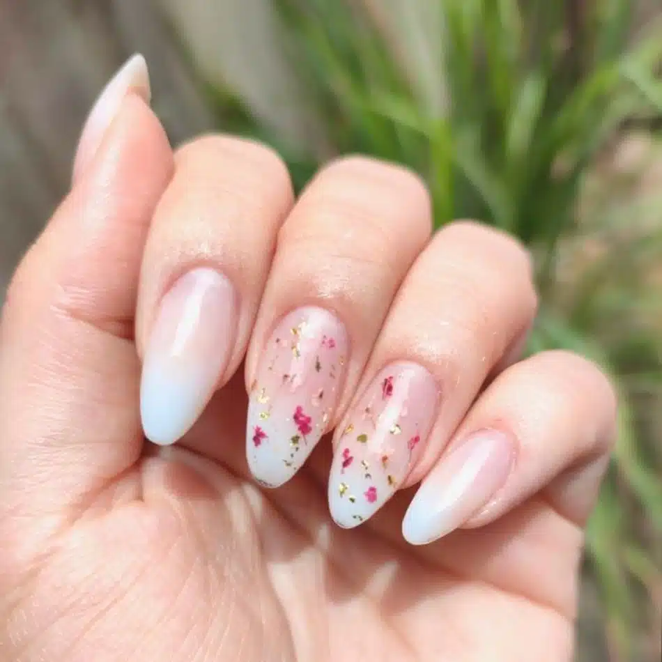 unha encapsulada unha de gel decorada delicada