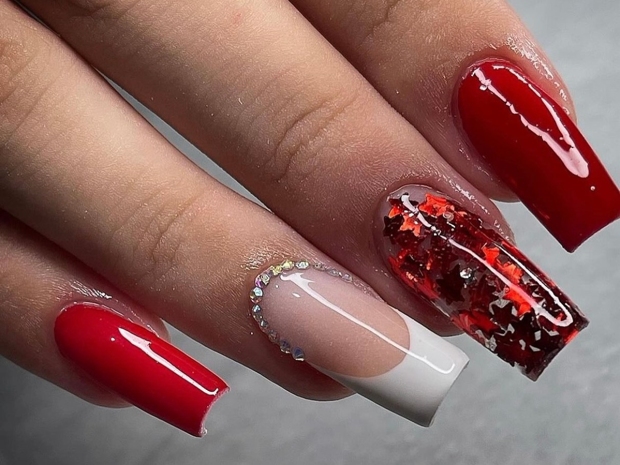 Unhas Encapsuladas Vermelhas e Douradas: Elegância para Ocasiões Especiais