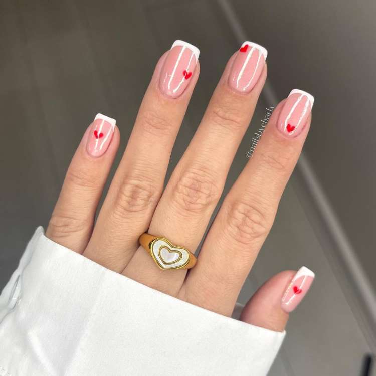 erros comuns ao fazer unha encapsulada vermelha e branca