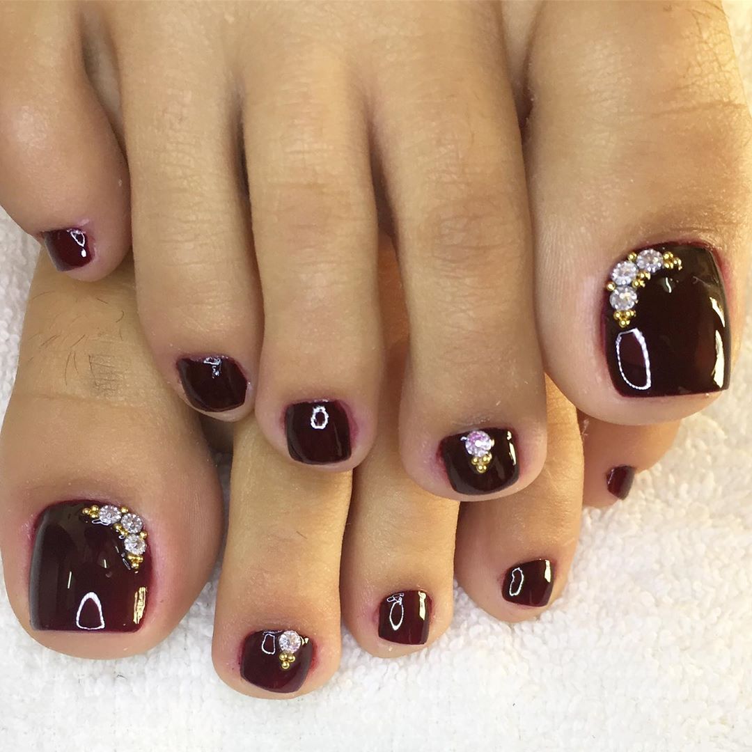 Guia completo: causas e tratamentos para unhas escuras nos pés