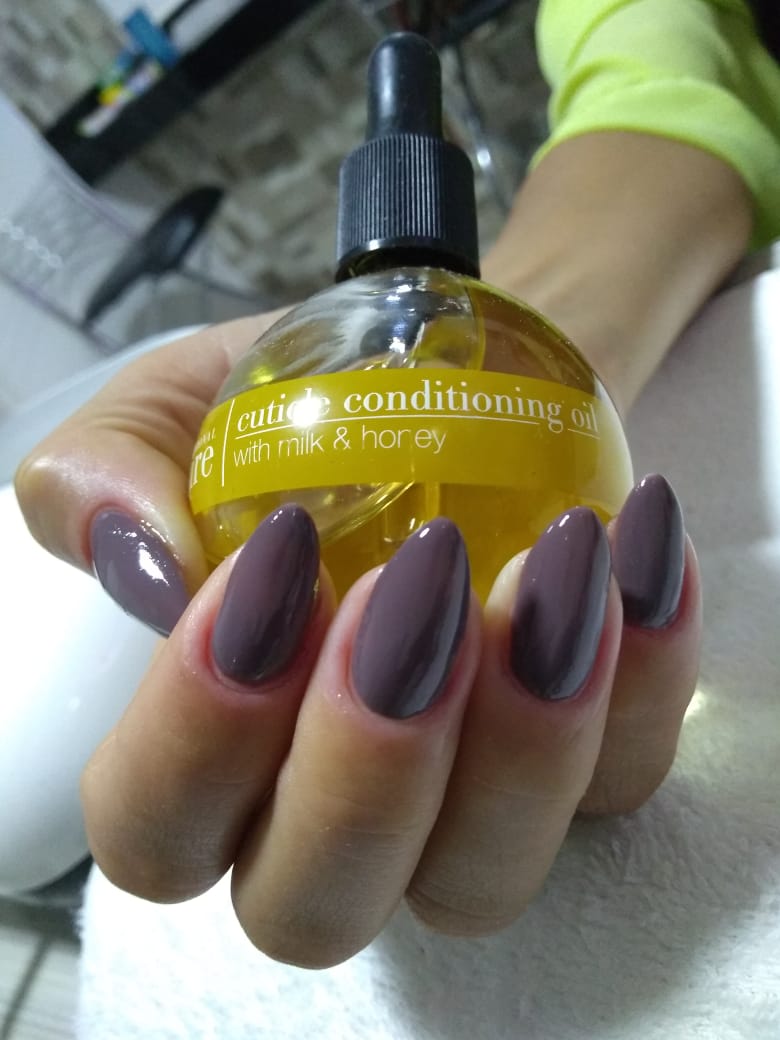 unha esmaltada com glitter