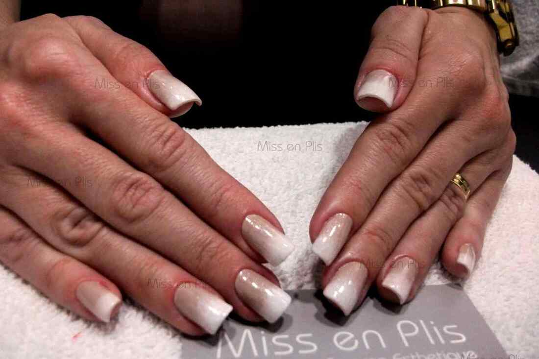 unha fibra decorada com glitter