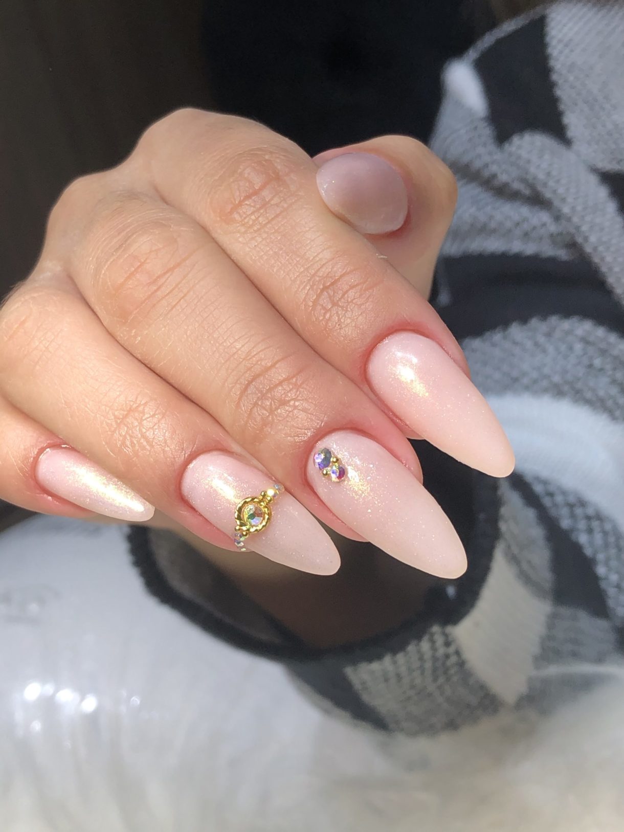 unha almond com efeito perolado