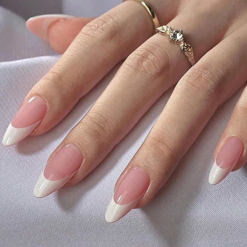 unha almond com dourado