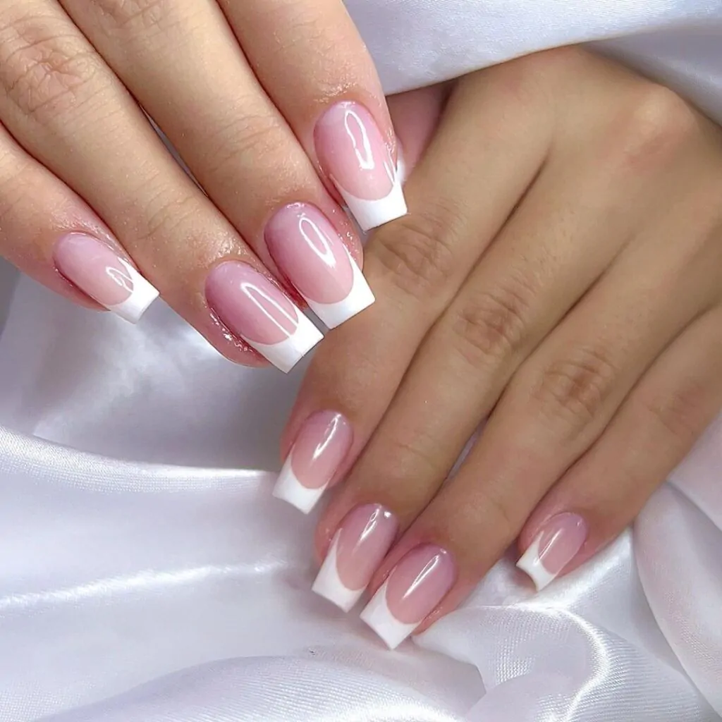 Microfrancesinha e Outras Variações Modernas: Tendências para Suas Unhas