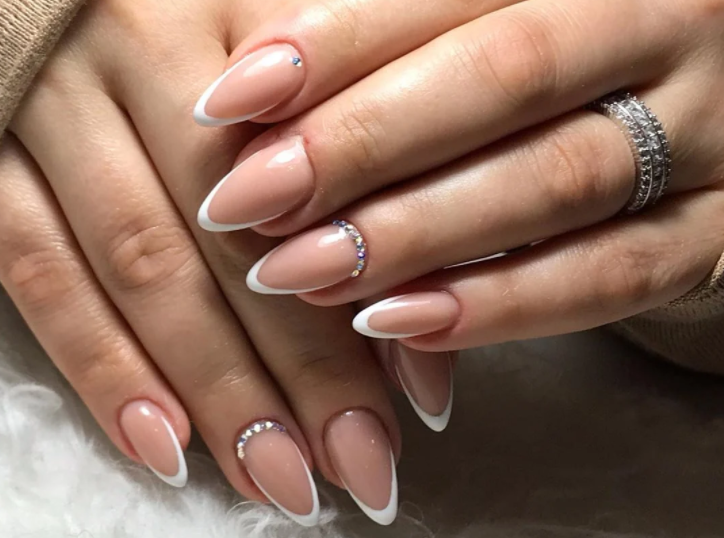 unha francesinha amendoada