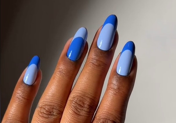 ideias de unhas francesinha azul claro com glitter