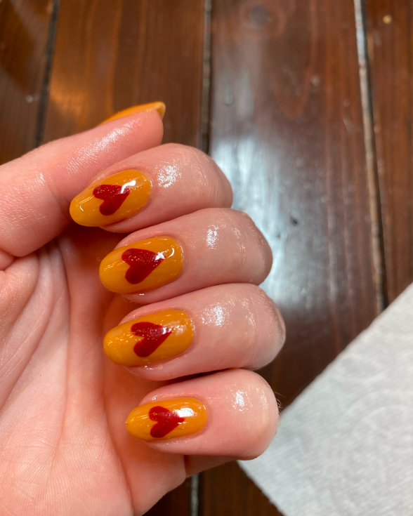 unha francesinha com coração