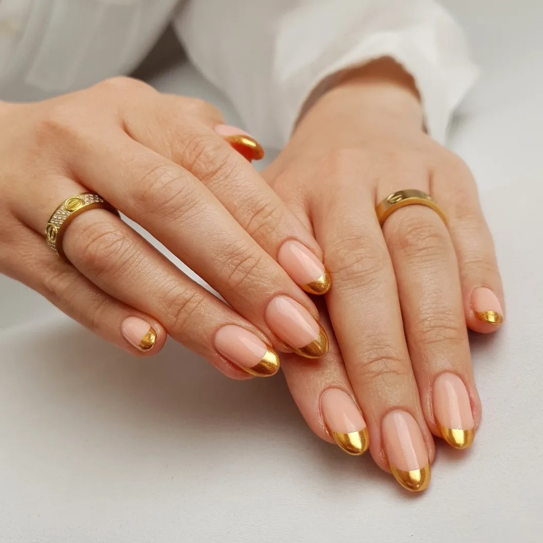 unha francesinha dourada com glitter