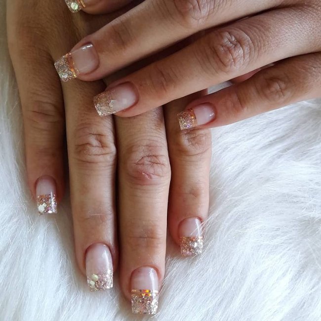 como aplicar glitter dourado na ponta da unha para francesinha