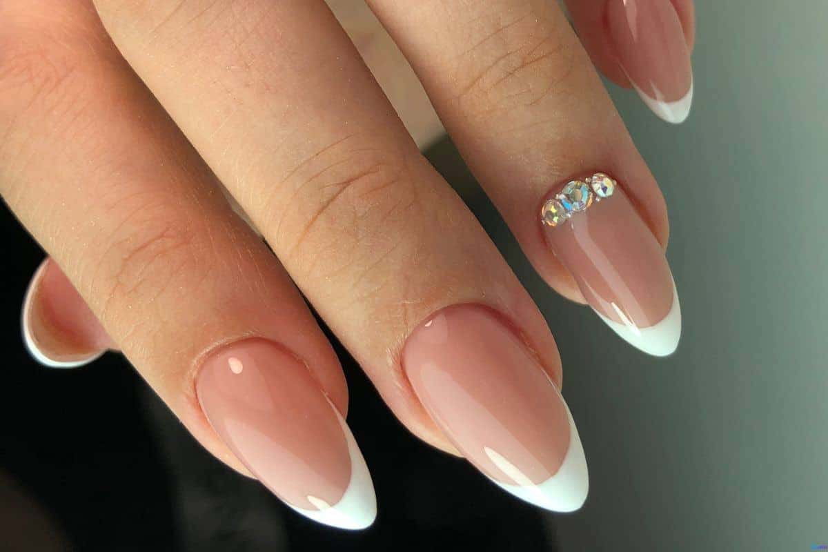 Unhas Francesinhas com Glitter e Pedrarias: Luxo e Brilho