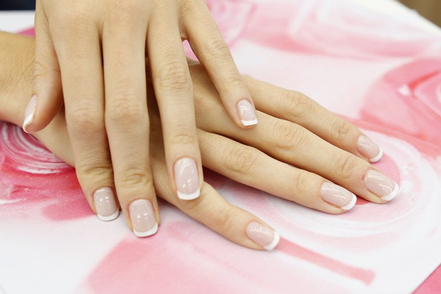 unha postiça infantil autoadesiva ou esmalte qual o melhor