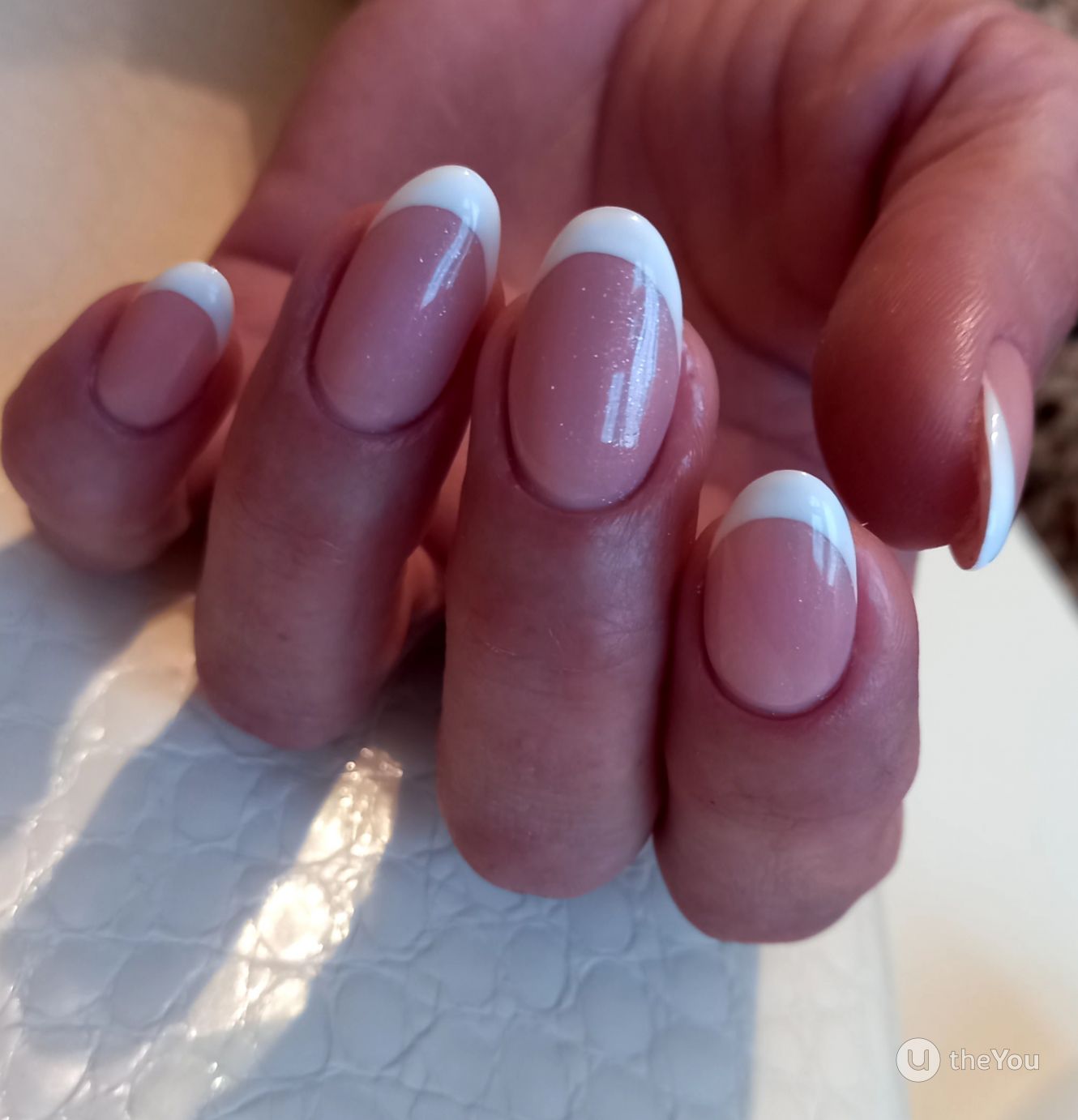 Micro francesinha em unhas redondas curtas