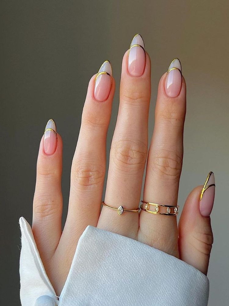 Francesinha sorriso (smile line) em unhas amendoadas/redondas