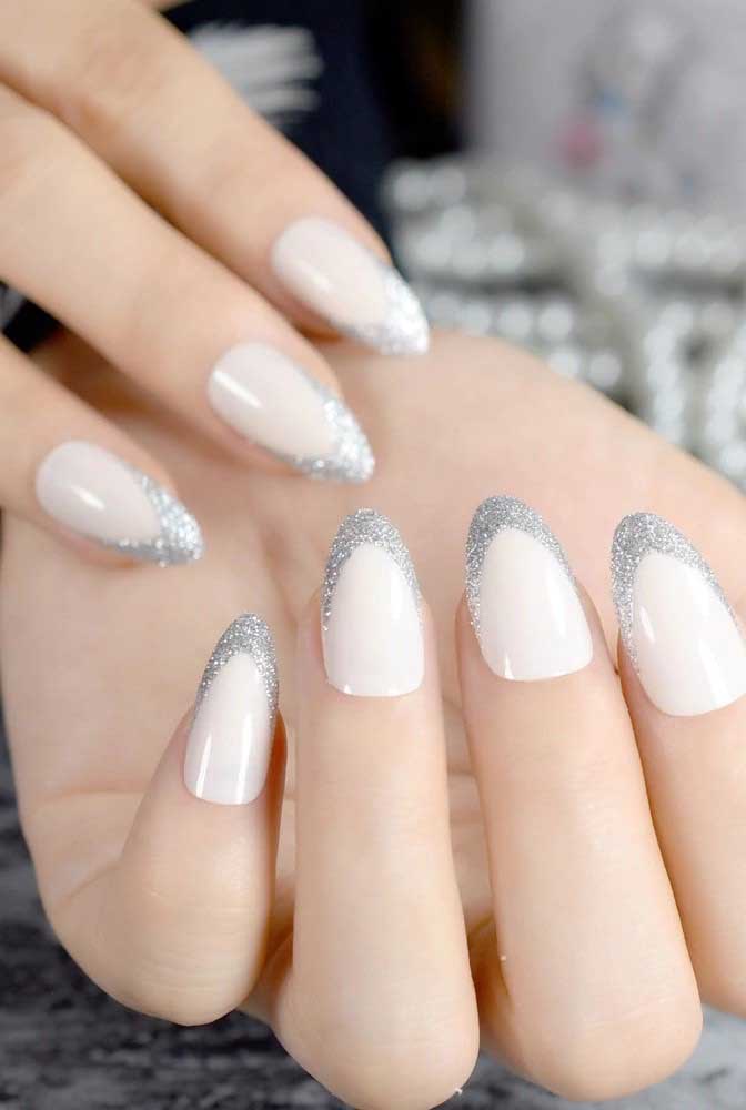 Francesinha com glitter em unhas redondas