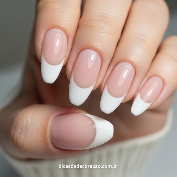 Micro francesinha em unhas redondas curtas