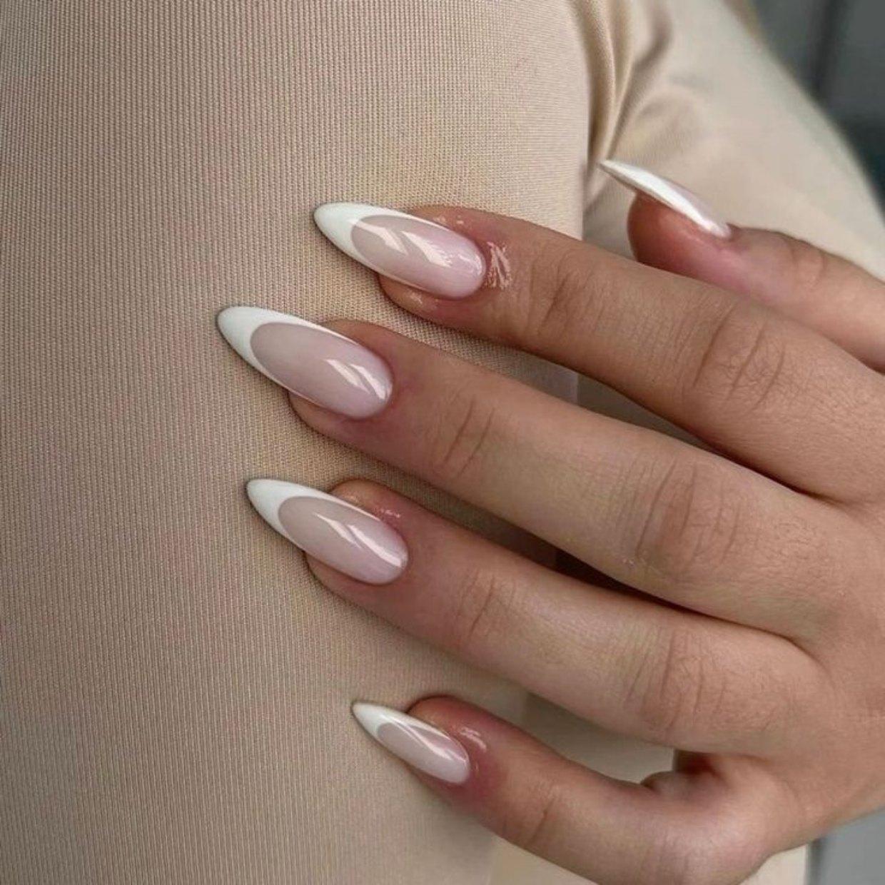 Francesinha sorriso (smile line) em unhas amendoadas/redondas