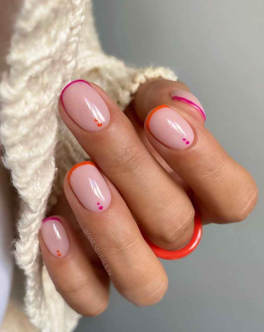 Unhas de gel curtas com pedrarias