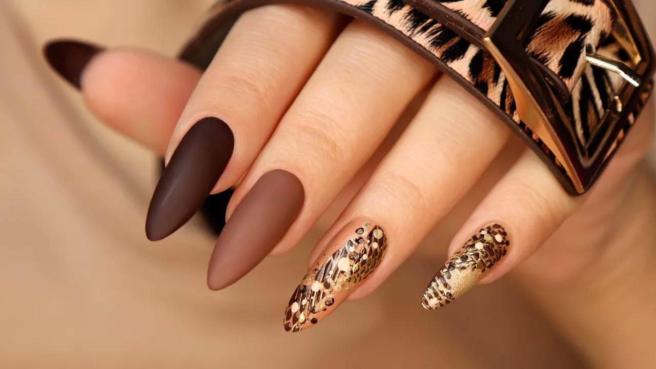 Unhas de gel marrom: Inspirações para todos os estilos