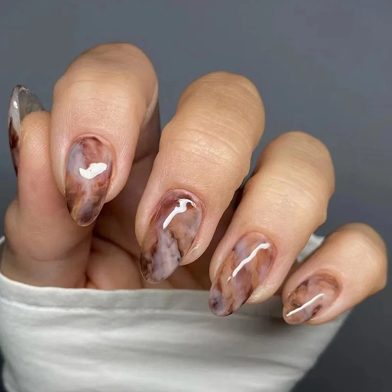 Tendências de unhas decoradas em gel com tons de marrom