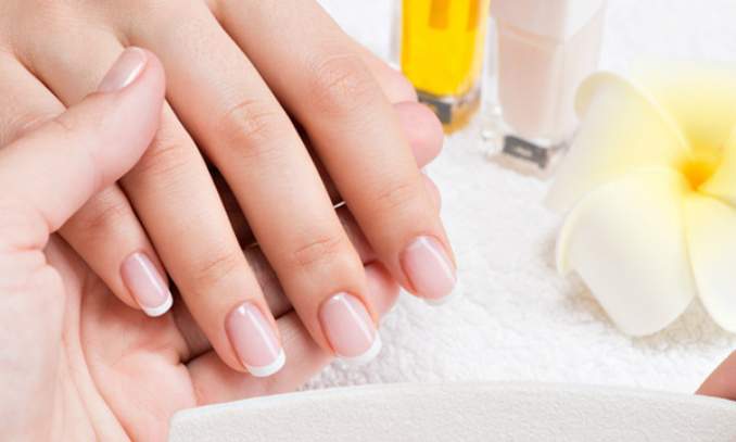 Unhas de gel clear curtas