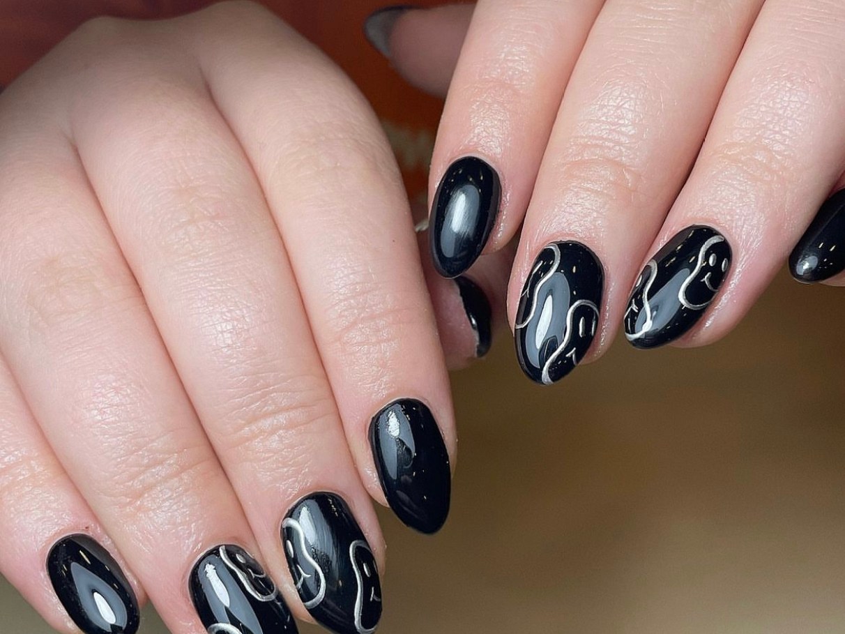 unha gel preta decorada com pedraria