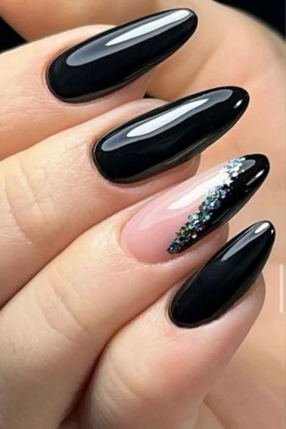 unhas pretas com acabamento brilhante gel