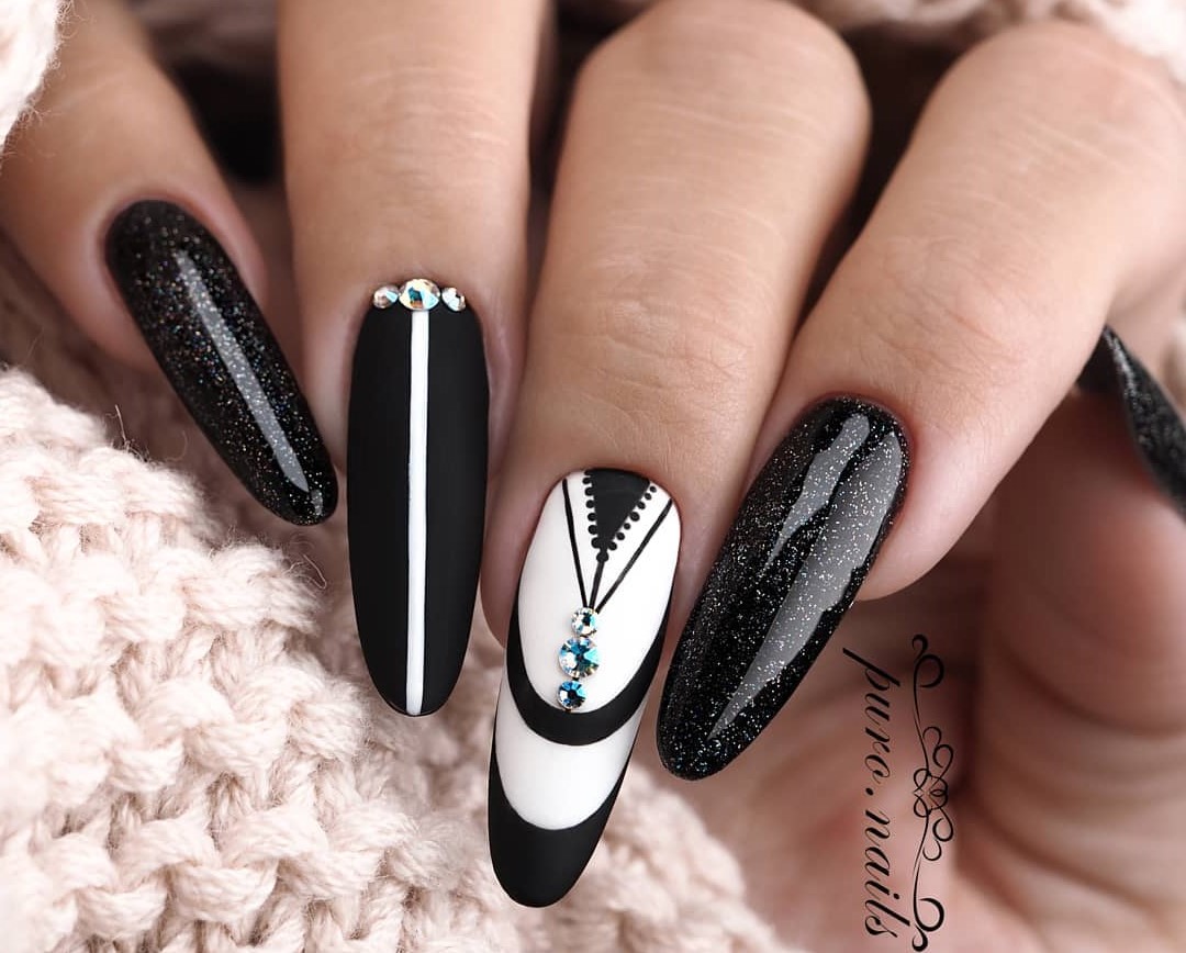 unhas pretas com desenho geométrico gel