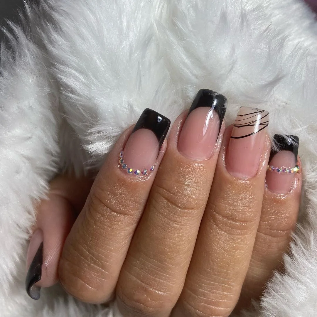 unhas pretas com espaço negativo gel