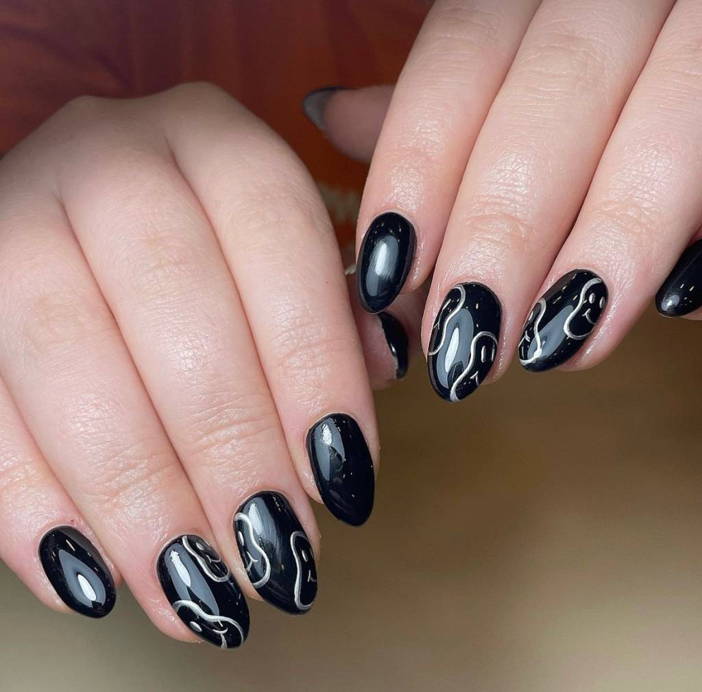 unhas pretas com folha de ouro gel