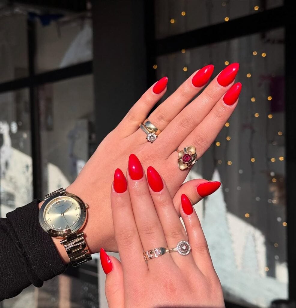 como cuidar de unhas de gel vermelhas