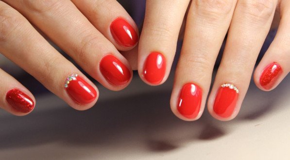5 ideias de títulos:
1. Unhas de Gel Vermelhas: As Tendências Mais Quentes para 2025/2026
2. Do Clássico ao Ousado: Descubra os Estilos de Unhas de Gel Vermelhas
3. Brilho e Sofisticação: Como Usar Glitter e Pedrarias nas Unhas Vermelhas
4. Formato Almond e Francesinha Reversa: As Novidades em Unhas de Gel Vermelhas
5. Mantenha o Glamour: A Importância do Top Coat para Unhas de Gel Vermelhas