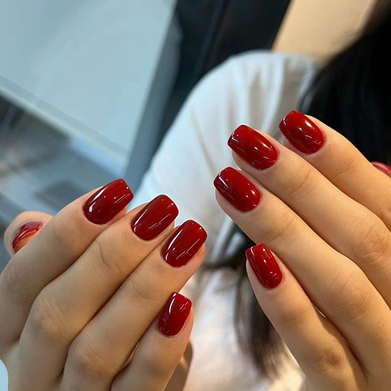 Unhas gel vermelho com dourado