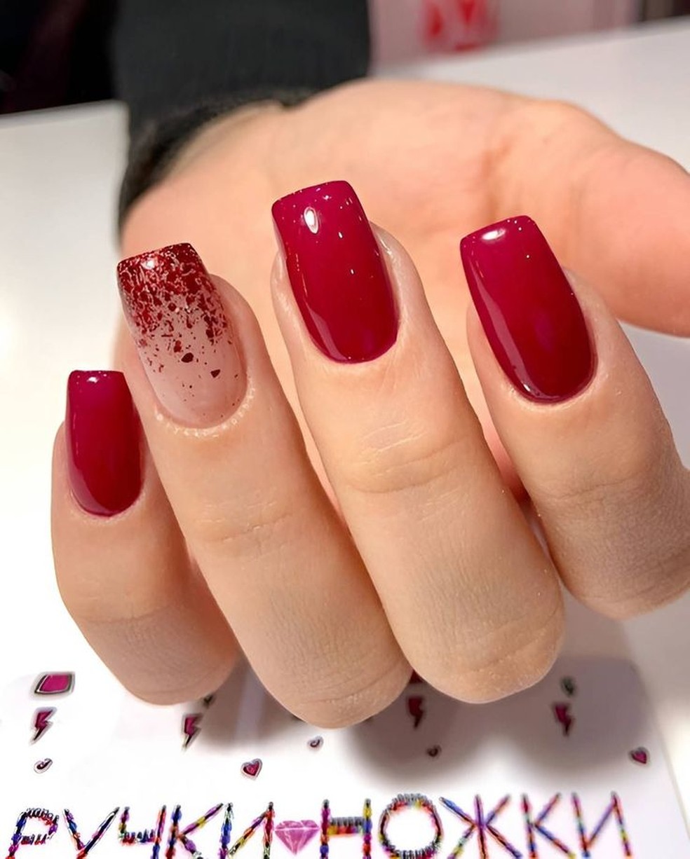 Unhas gel vermelho com branco