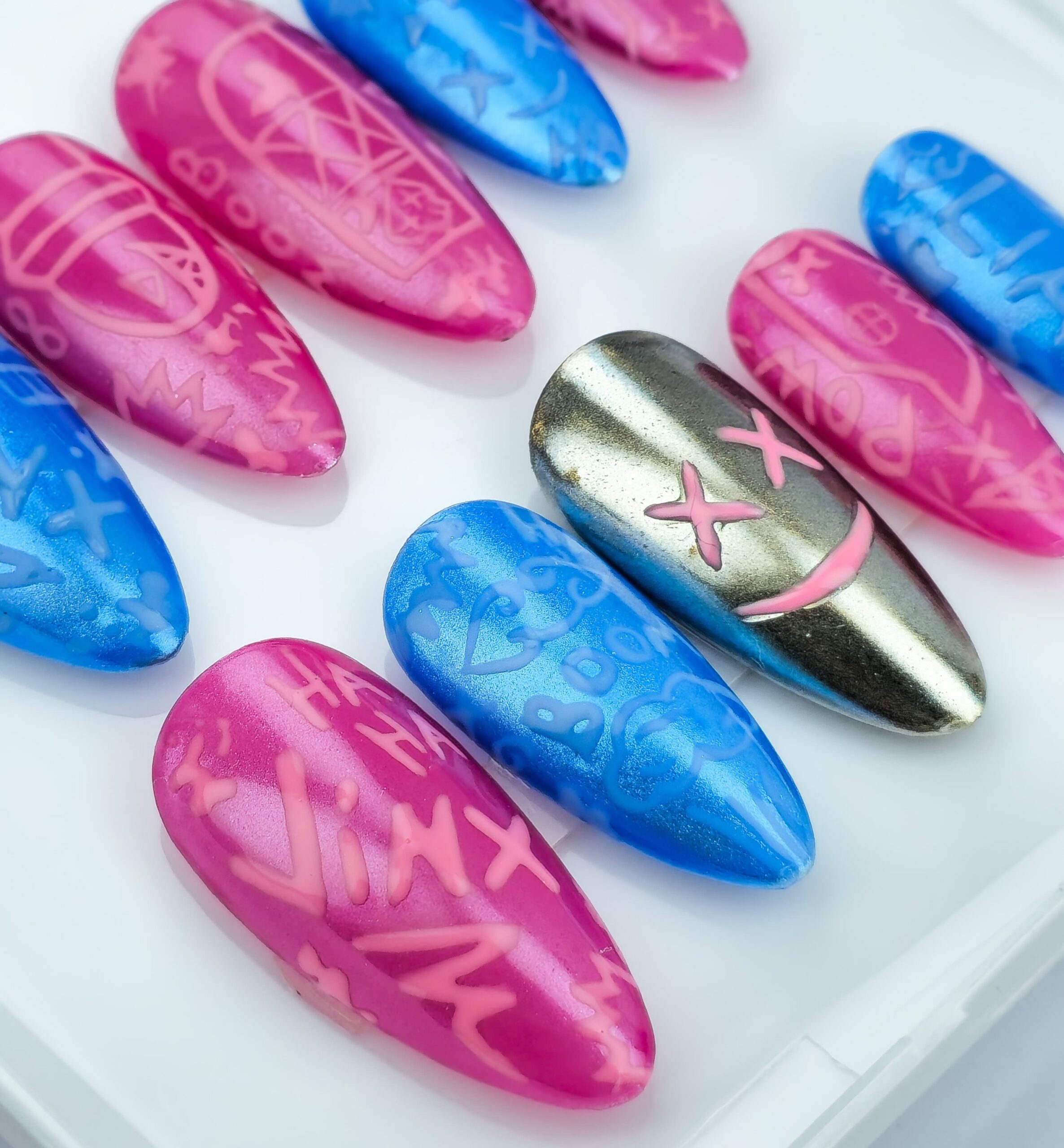 Unhas com design Jinx