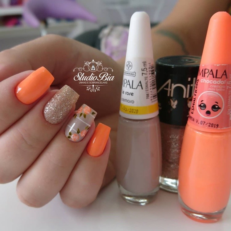 unha laranja com glitter holográfico