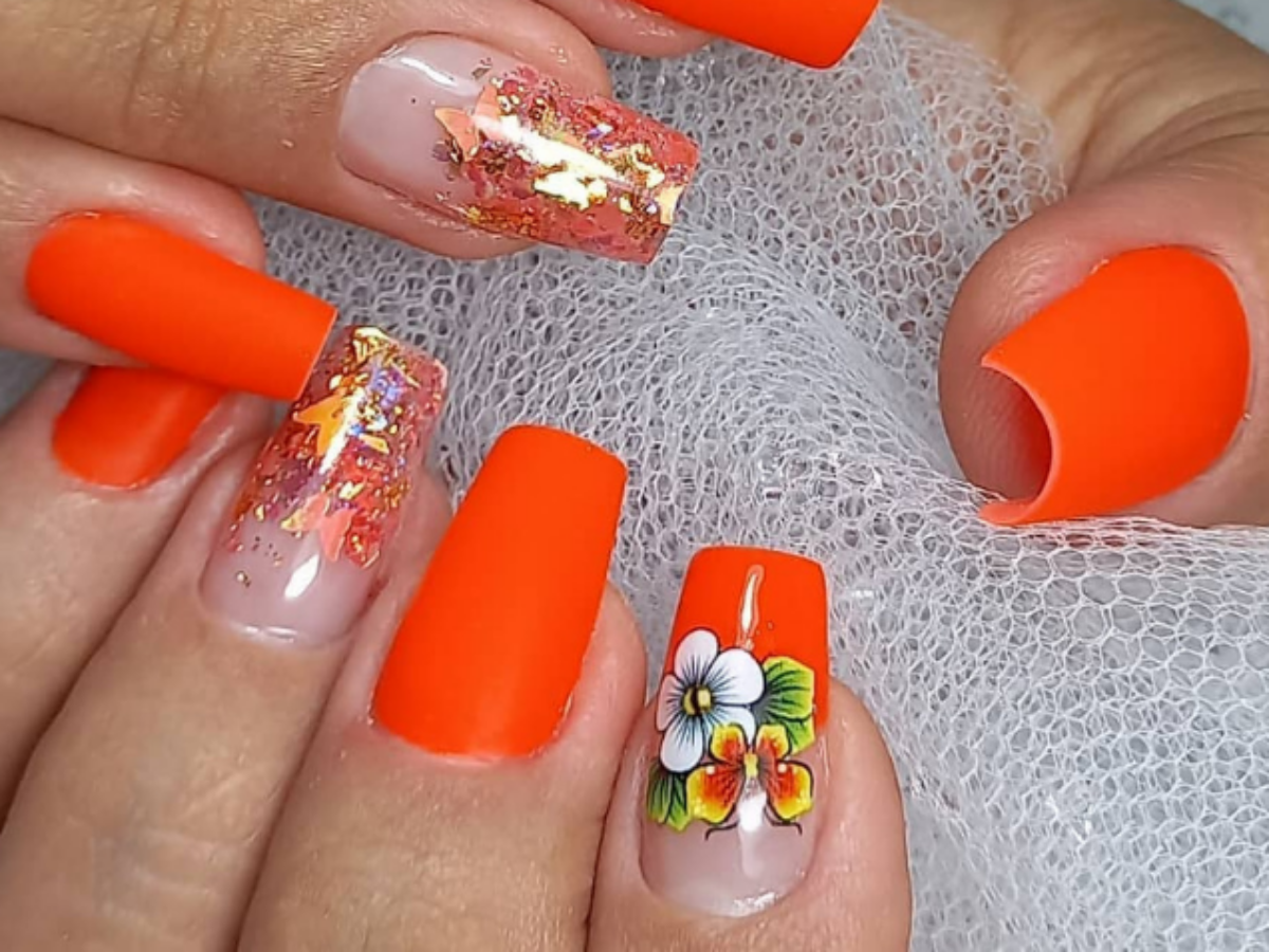 unha laranja com glitter holográfico