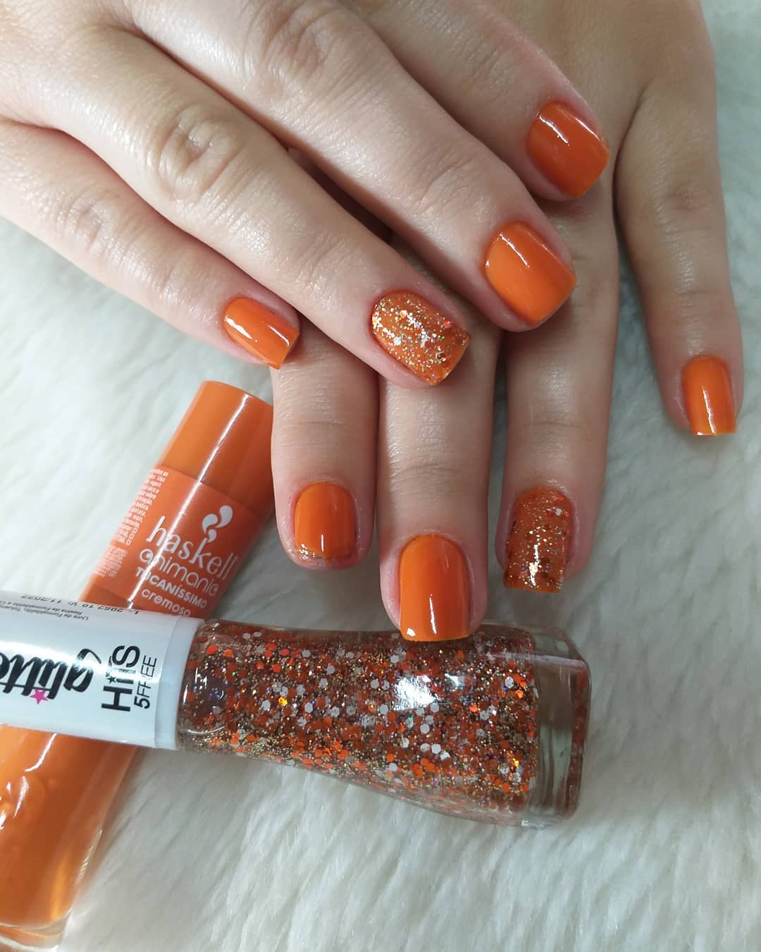unha laranja com glitter fino